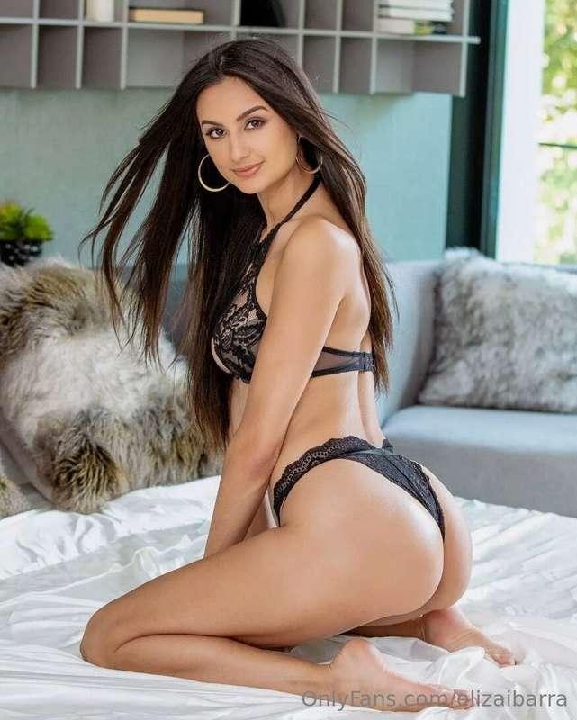 All dressed up for you 🖤 Black lace always makes me feel so ..
