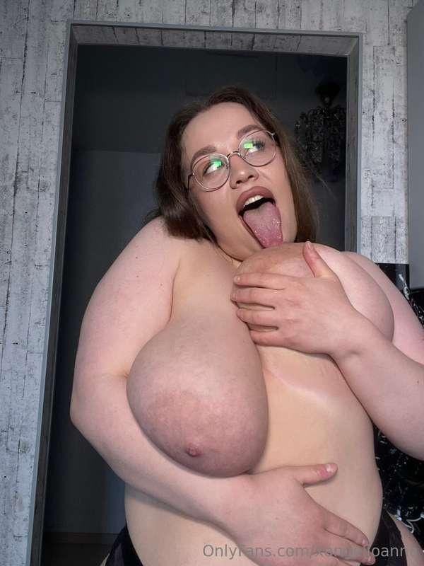 This babe @marykolinz with huge tits🍒 and ass 🍑 loves hard c..