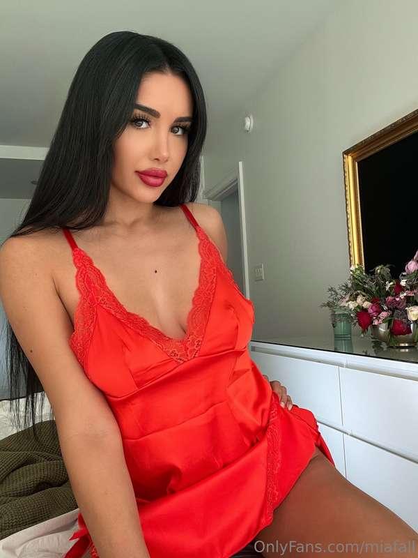 Nothing sexier than a silk dress ❤️