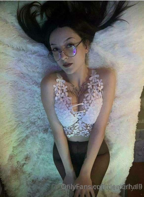 **FREE and ONLINE RIGHT NOW**
@littlemolly19
Slim inked slut..