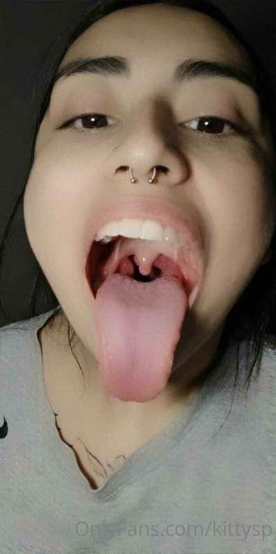 Who would like to play with my throat? 😜😜😜😝