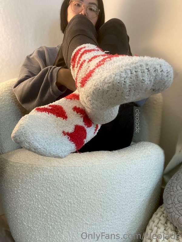 Got my pedi! Finally 🤩 do you like the color?! swipe to imag..