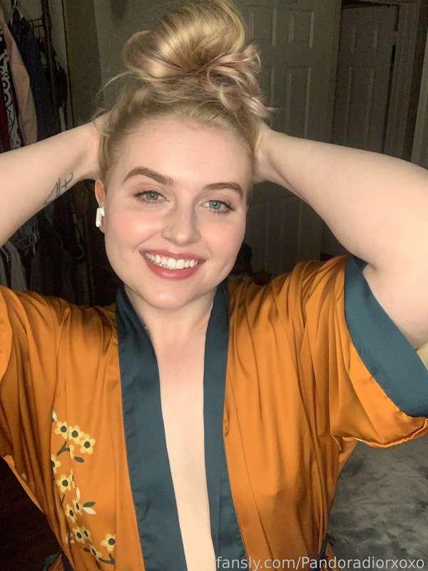 Don’t be shy drop me a message 

https://fans.ly/r/Pandoradiorxoxo

#fyp #blonde #blondie #smiley #smile #horny #badgirl #pandorasbox #pandoradior3 #dora #free #robe #bathrobe #sexy #hot #model 