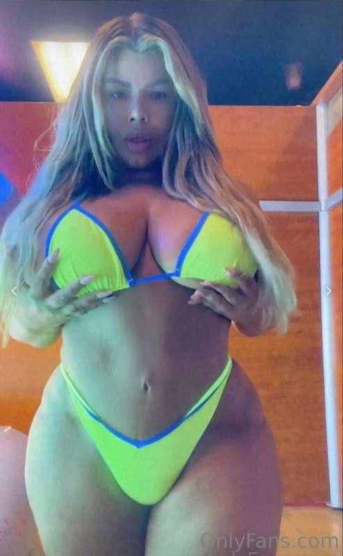 Who likes me tan ? 🥰
