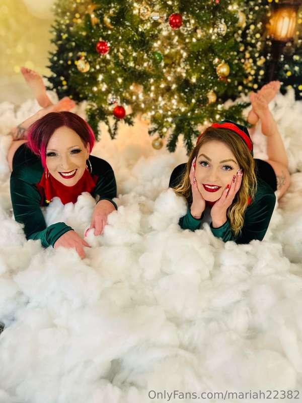 Merry Christmas and Happy Holidays from the OnlyFamily 🎄🦌🎁☃️..