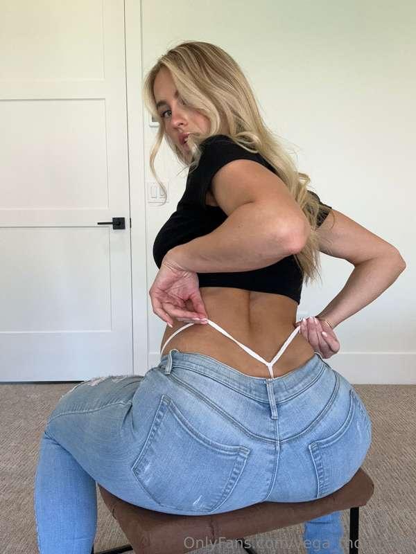 Idk how i'm gonna take these jeans off 😭