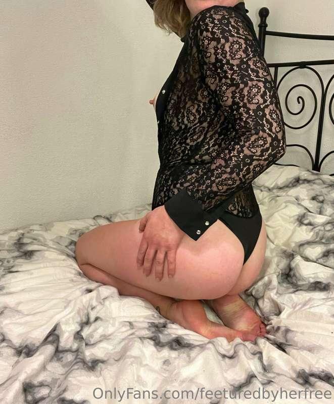 A bit of ass, a bit of boob, a bit of toes, a bit of soles, ..