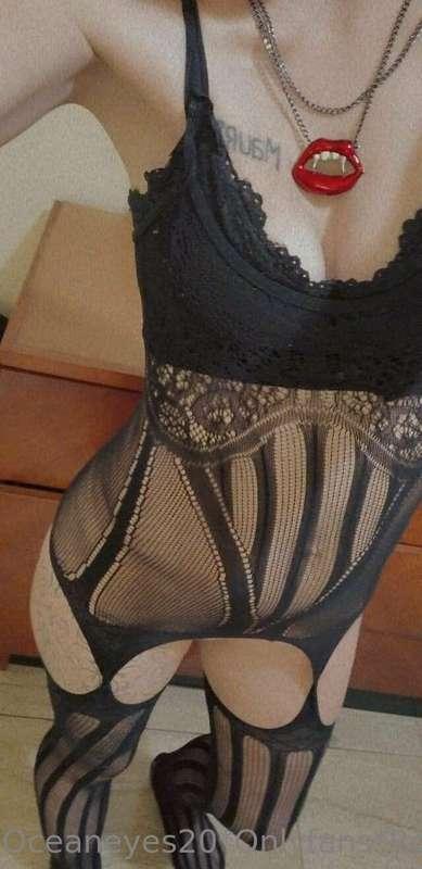 How do you feel about this sexy outfit? 😇😈😘