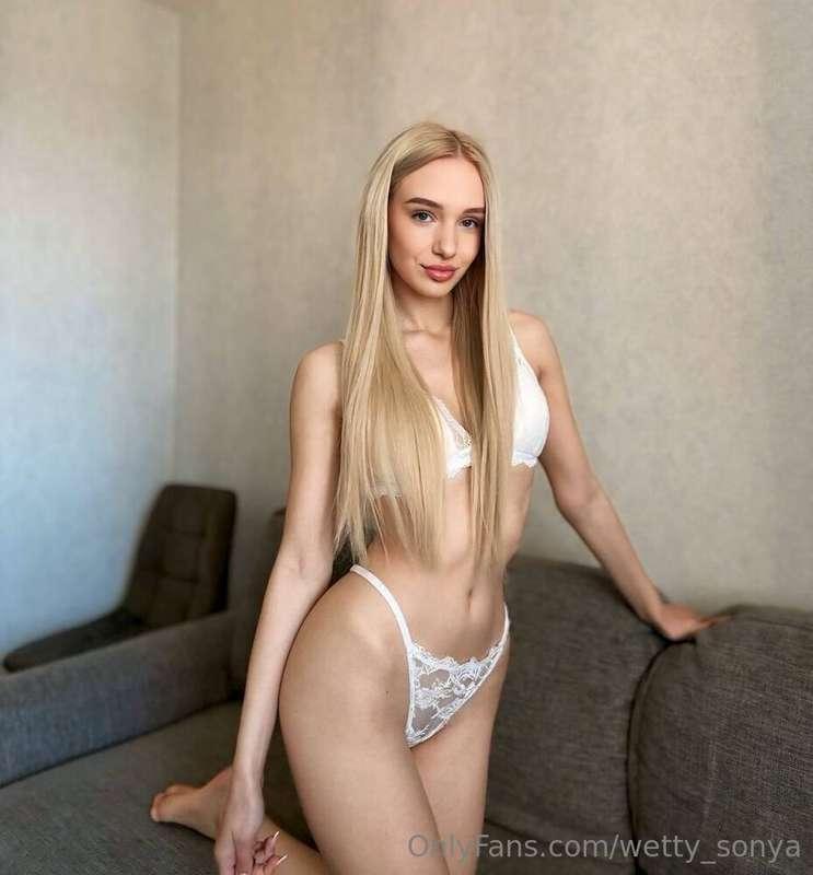 DO YOU WANT TO CUM?💦Subscribe to this angelic blonde @sofia_..