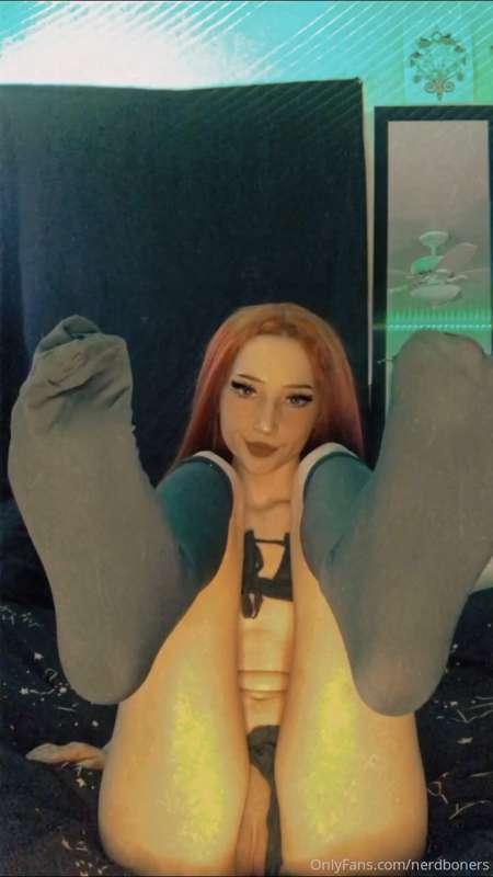 Where are my foot-fetish-having-simps at