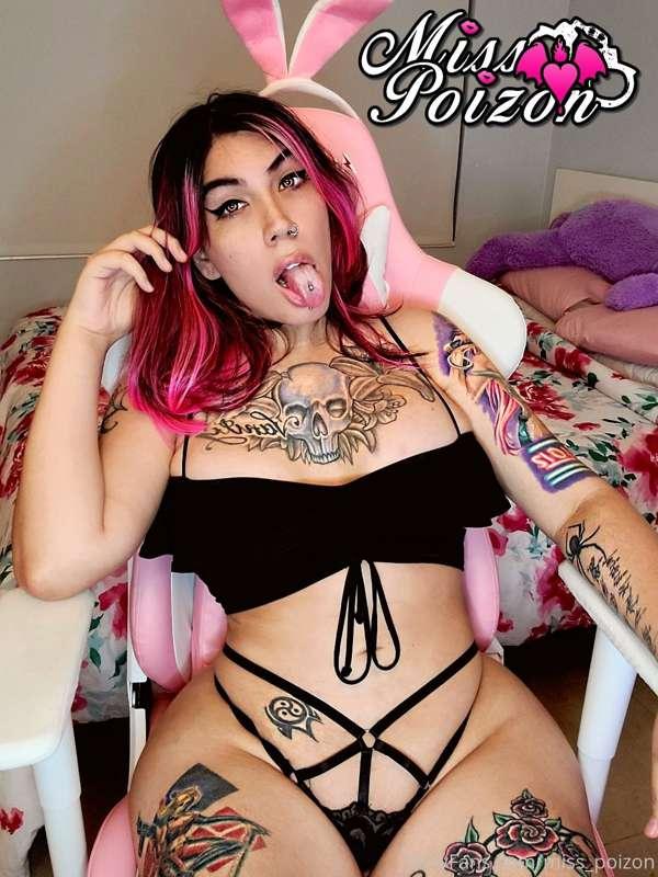 Who wants a hot gamer trap girlfriend?
Someone could blow me..