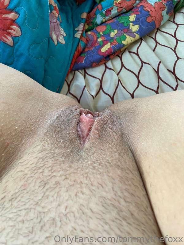 My pussy says hello 👋🏻