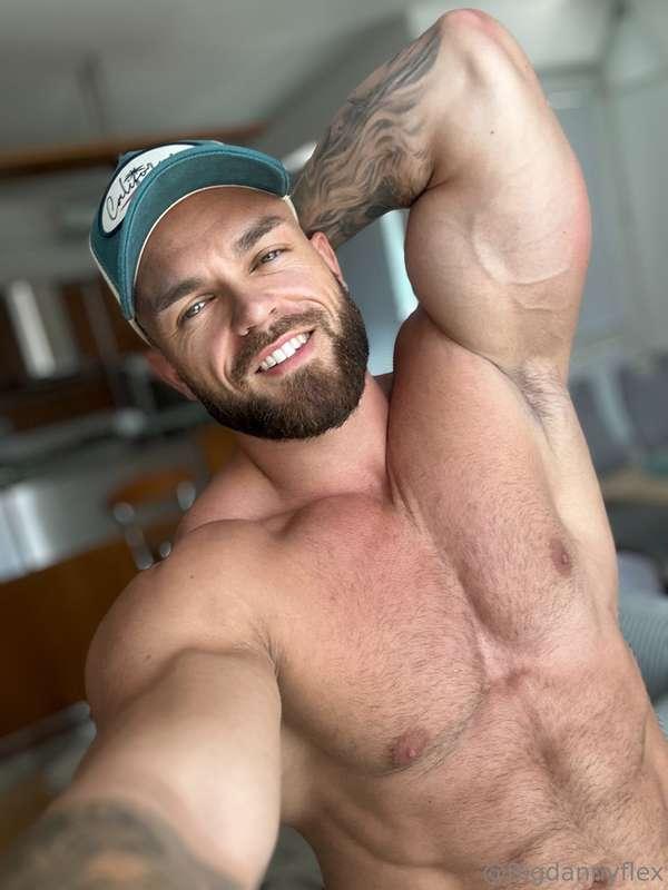 I feel really happy, wanna know why? DM Me now! 😏