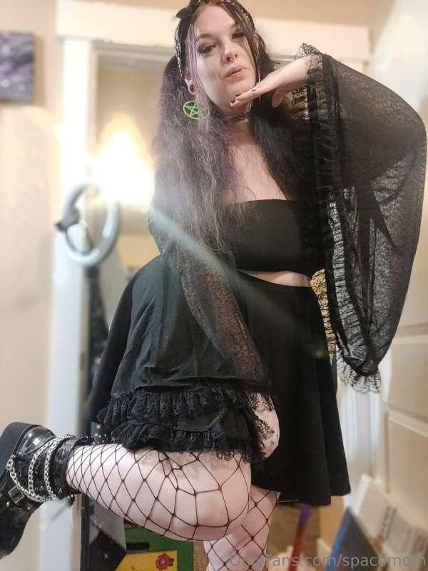 How did we like this outfit? Dommy mommy vibes 😈
