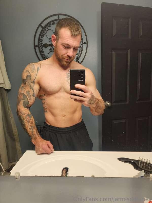 Thinking bout going live tonight.... Who's down?