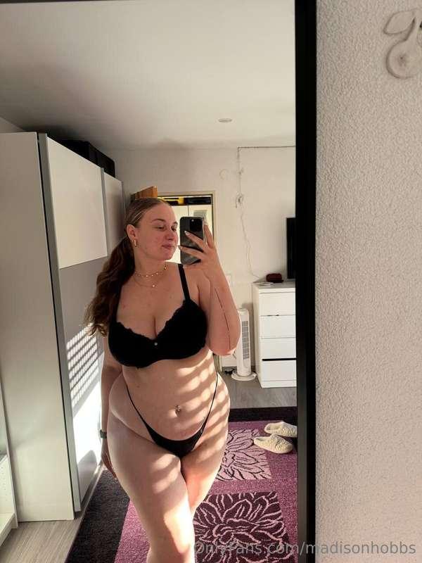 need for some treat baby , are u avaliable ? 👅