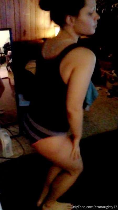 💜💜👀👀👀Who wants to see me dance, twerk anddddd... PUSSY POP O..