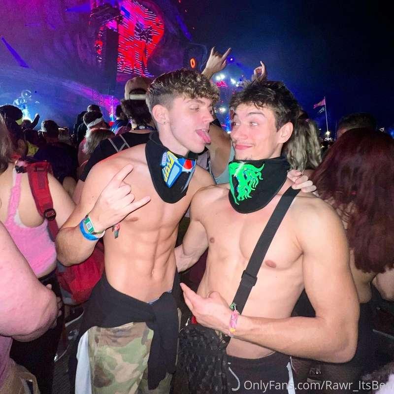 Had a blast last night at EDC Orlando with @dronedik!!!!