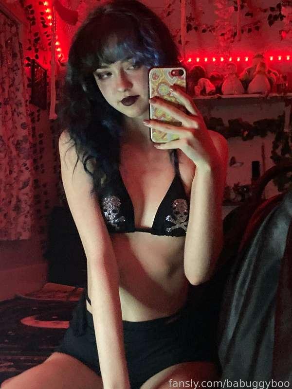 &gt;:)

tags
#fyp #goth #gothgf #gothgirl #bikini #egirl #altgirl #devilhorns #succubus #succubusgirl 