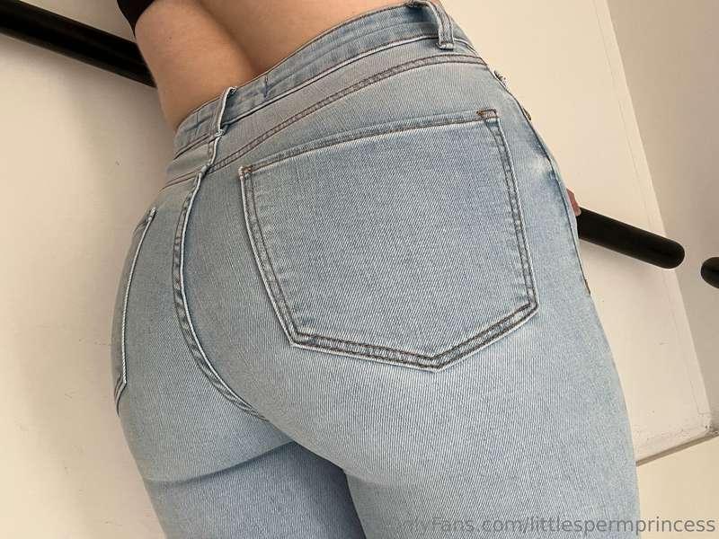 🍑 in skinny jeans... 👖