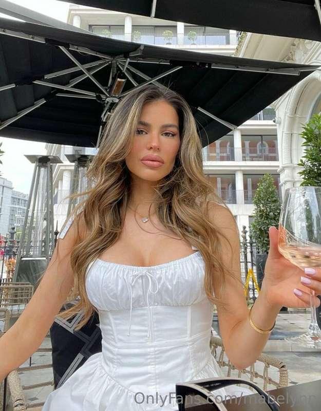 Afternoon wine & dine 🍷 Tip me $8 for a surprise mini bundle..