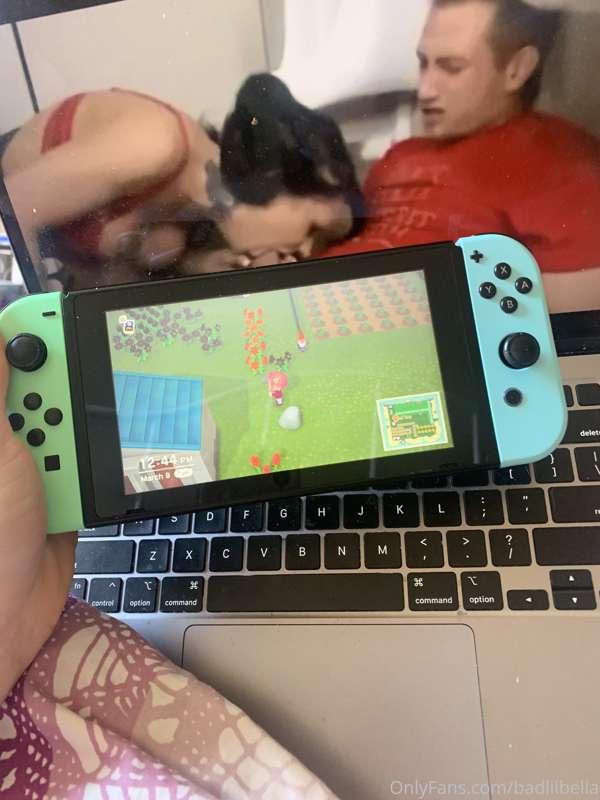 YEAH I’M A GIRL!! YEAH I PLAY GAMES!! (DM ME FOR MY FRIEND C..