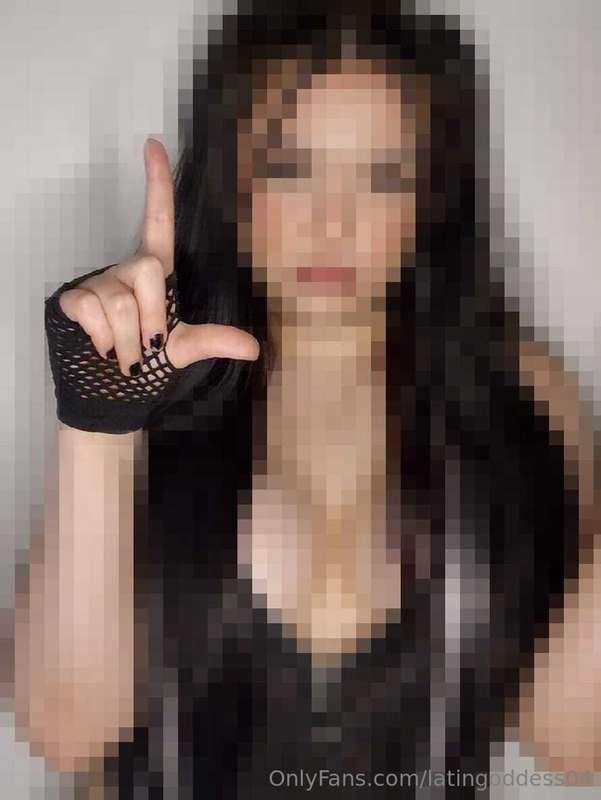 A beta loser like you doesn't deserve to see my naked body. ..