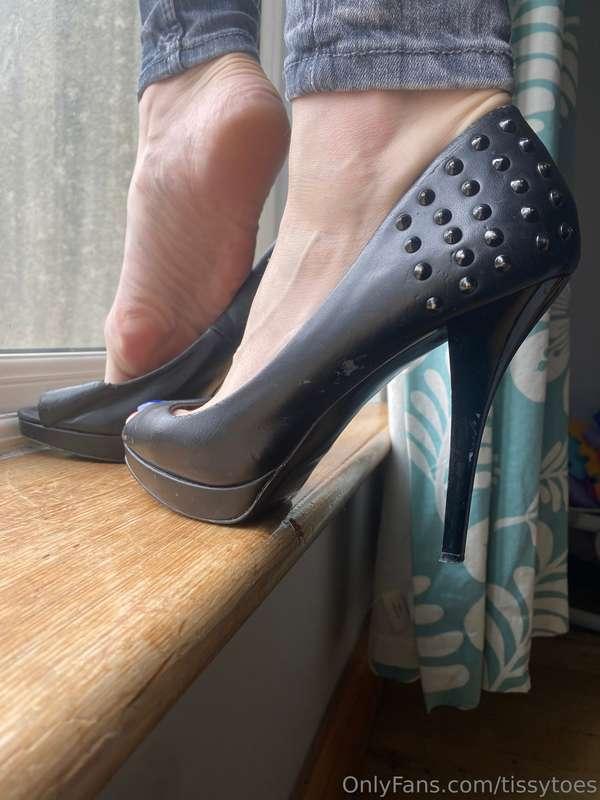 Come here and kiss my heels 😉😈