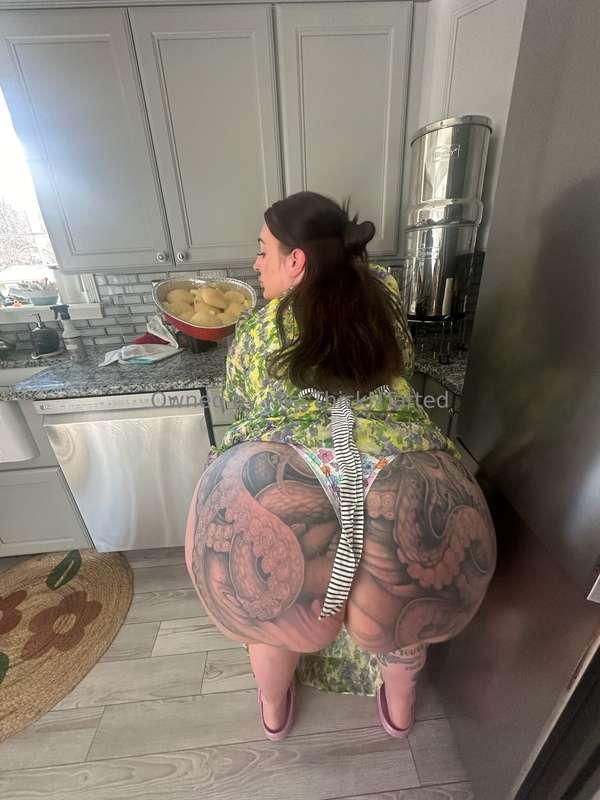kinda wanna make dinner, kinda wanna be dinner