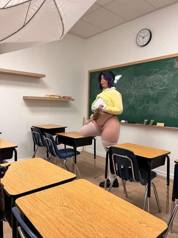 Classroom Shinobu selfies 💜