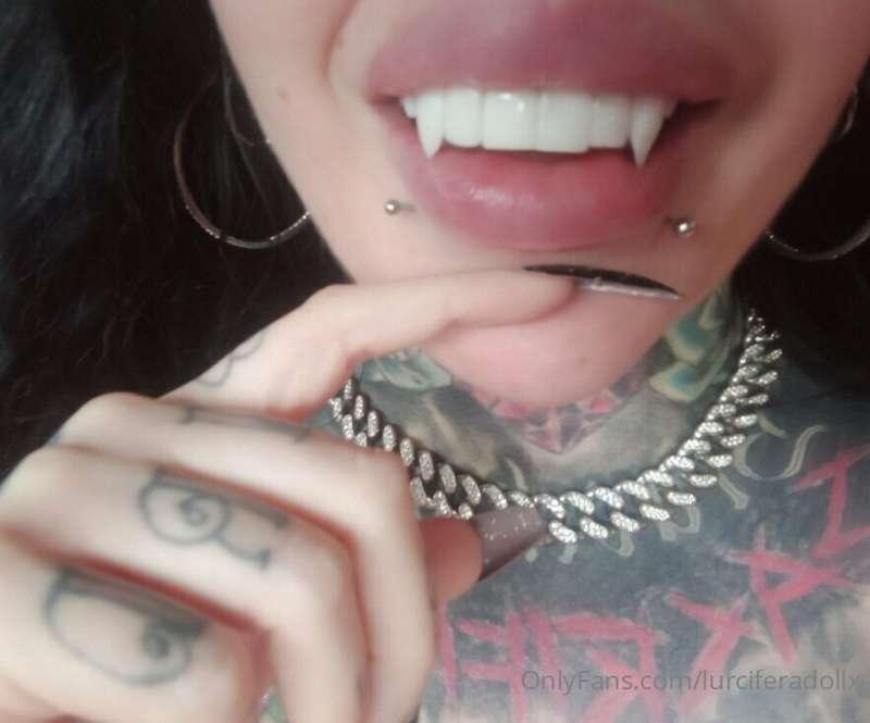 my new permanent vampire fangs 🖤
Enamorada de mis nuevos col..