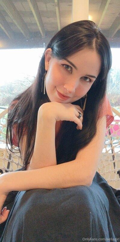 A hint of shyness, a lot of grace!