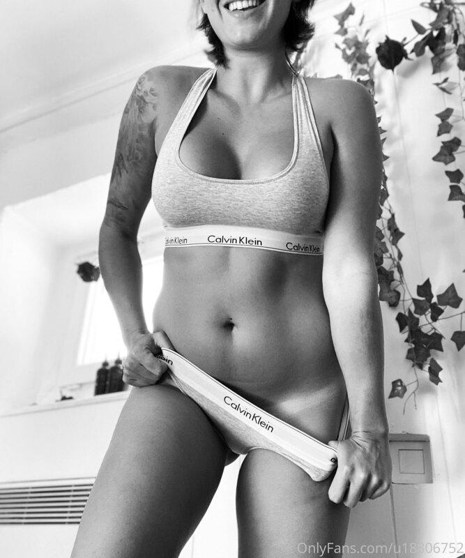 Qui m’enlève ma culotte?? Someone to remove my pantie ??