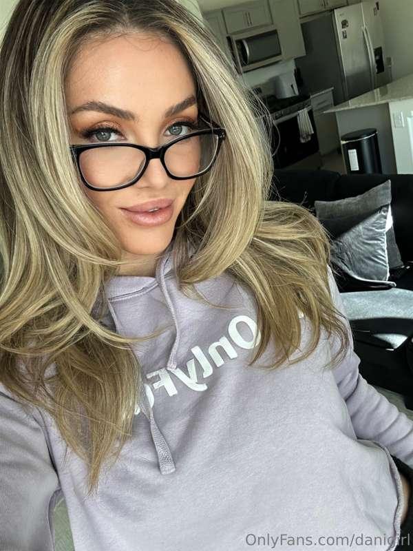 Seeing the world through my adorable frames 🤭🤓