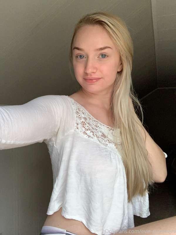 Did you miss me 😇 TIP $6 and receive a set of three pictures..