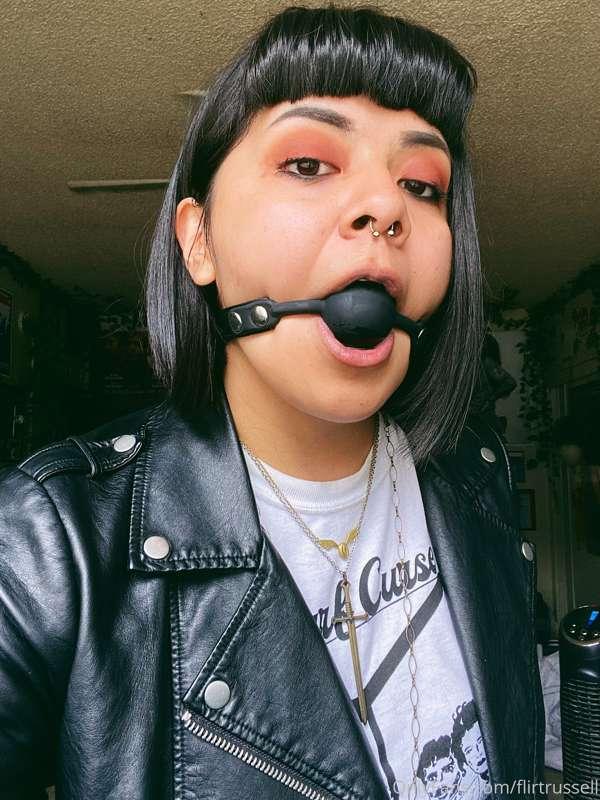 Hello! Happy Monday, I was waiting for my lyft so thought i’..