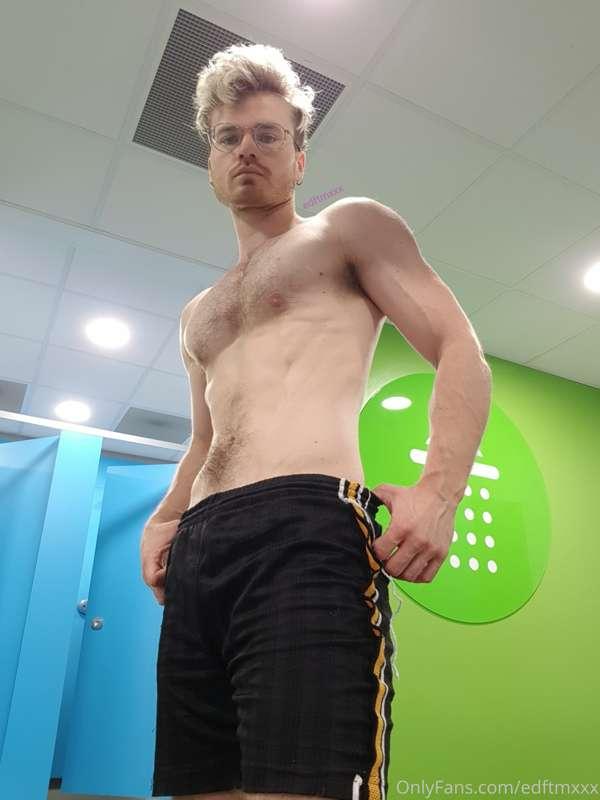 Quick flash at the gym👀