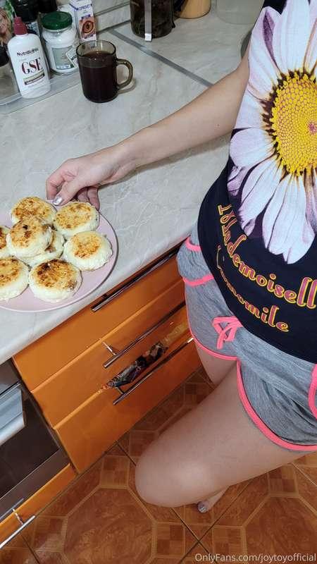 This is how I look when I cook... Tip me if you want to eat ..