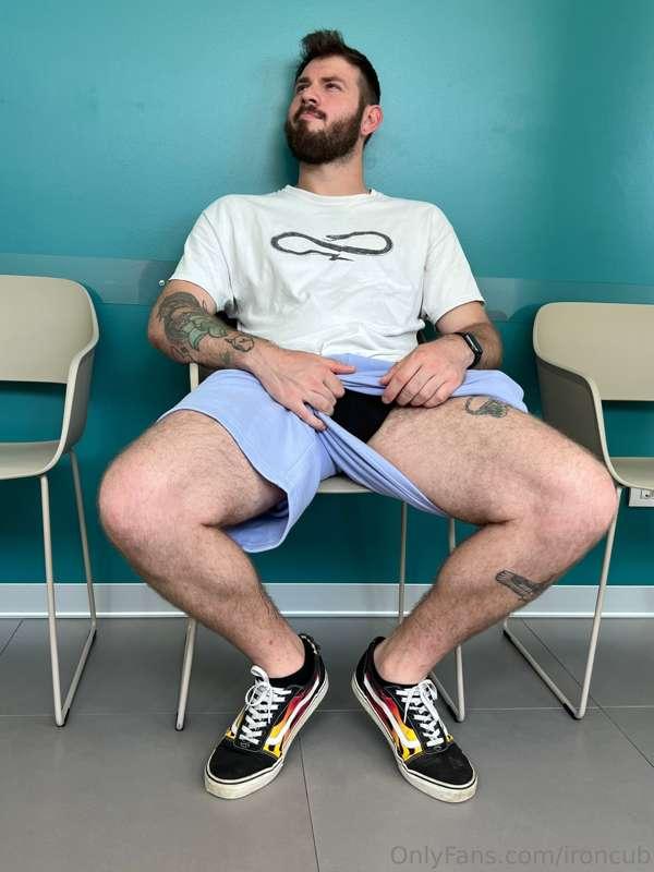 The waiting room was empty 😂😛