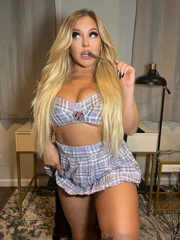 Time to study my curves… welcome to all my new faces 😈