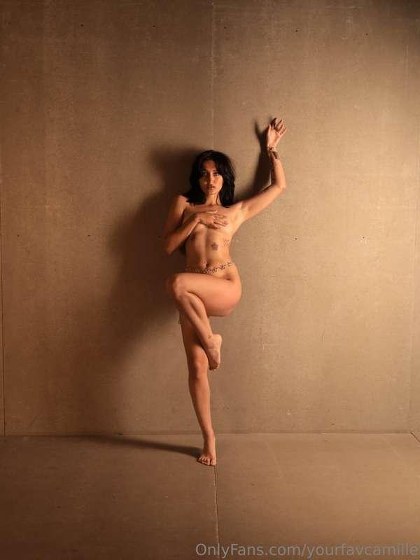 Gracie, long legs, flat tummy 😻 what else could you dream of..