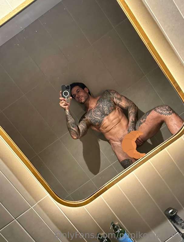 Good morning baby, want a bite of my croissant…? 👀 @papikoci..