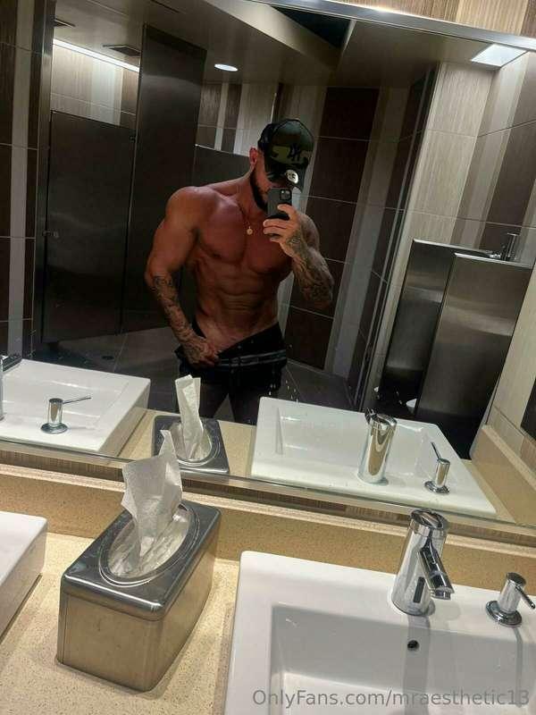Any muscle worshippers out tonight? Get in my DM’s 😈💵