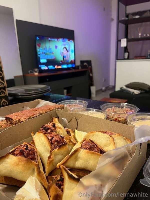 Do you like movie nights? 🥰 We can order food, watch our fav..