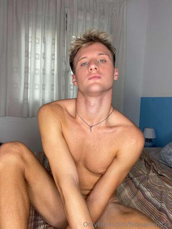 Say the magic word and I'll spread my legs 👅