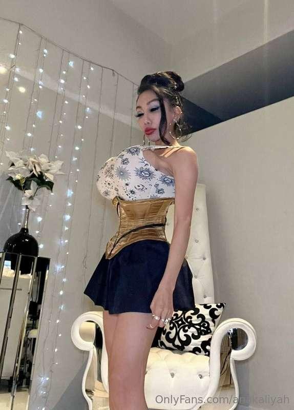 Who likes corsets?
