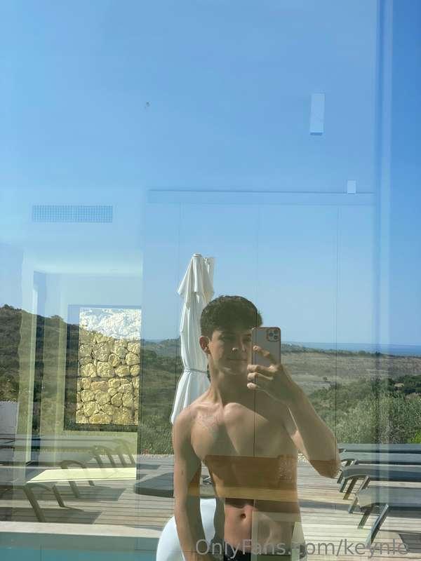 Pool day 😋 Wanna join me?