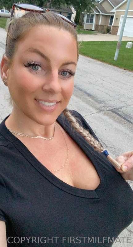 Busty Babe on a walk.
xoxo🖤🖤