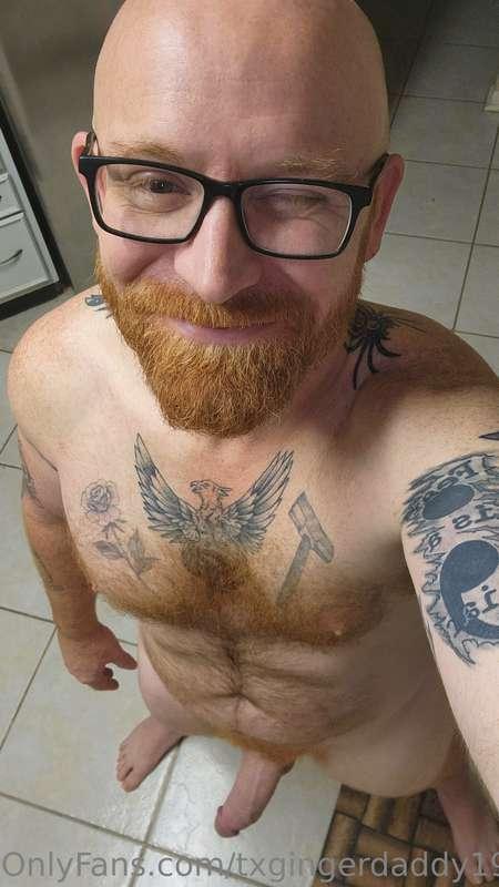 Uh oh, daddy is naked and hard in the kitchen 😳