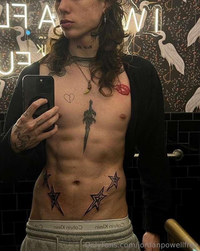 whats ur favorite song? if i like it, i might dm you ;) 